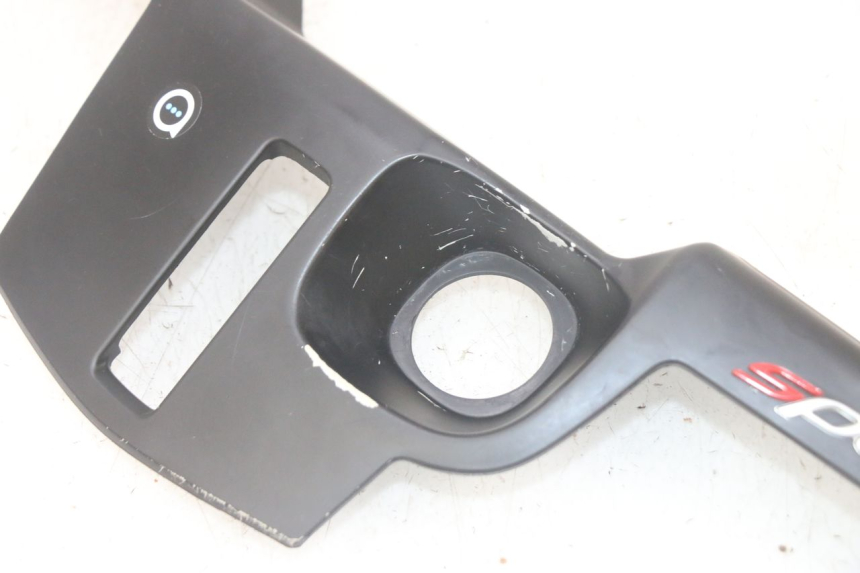 photo de RETROSCUDO SUPERIORE PIAGGIO MP3 HPE 300 (2019 - 2026) - Dettagli dei punti di fissaggio