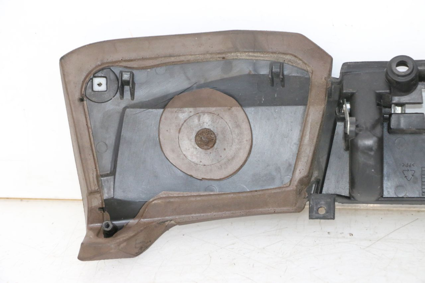 photo de PANNELLO INTERNO SUPERIORE PIAGGIO MP3 500 (2014 - 2017) - Dettagli dei punti di fissaggio