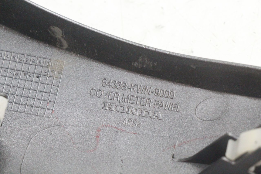 photo de RETROSCUDO SUPERIORE HONDA PCX (JF28) 125 (2009 - 2011) - Dettagli dei punti di fissaggio
