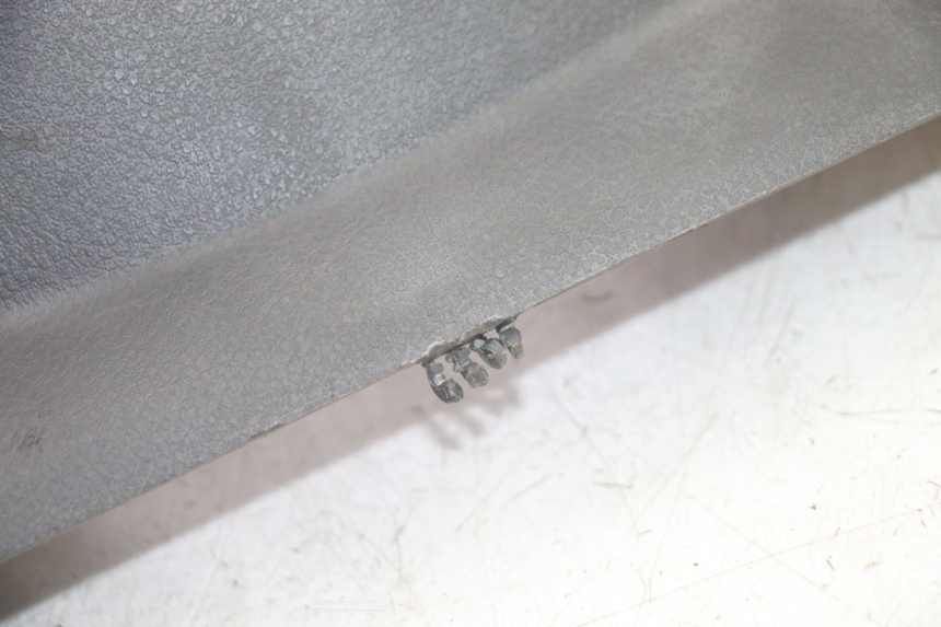 photo de PANNELLO INTERNO SUPERIORE YAMAHA YP MAJESTY 125 (2002 - 2006) - Dettaglio del componente