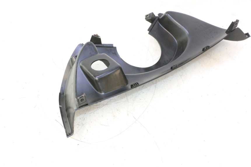 photo de PANNELLO INTERNO SUPERIORE YAMAHA YP MAJESTY 125 (2002 - 2006) - Dettagli dei punti di fissaggio