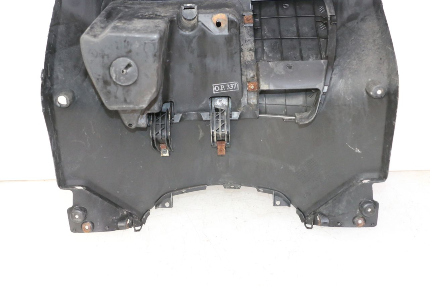 photo de TABLIER INTERIORE YAMAHA X-MAX XMAX 250 (2006 - 2009) - Dettagli dei punti di fissaggio