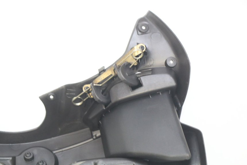 photo de PANNELLO INTERNO PIAGGIO X9 125 (2000 - 2003) - Dettagli dei punti di fissaggio