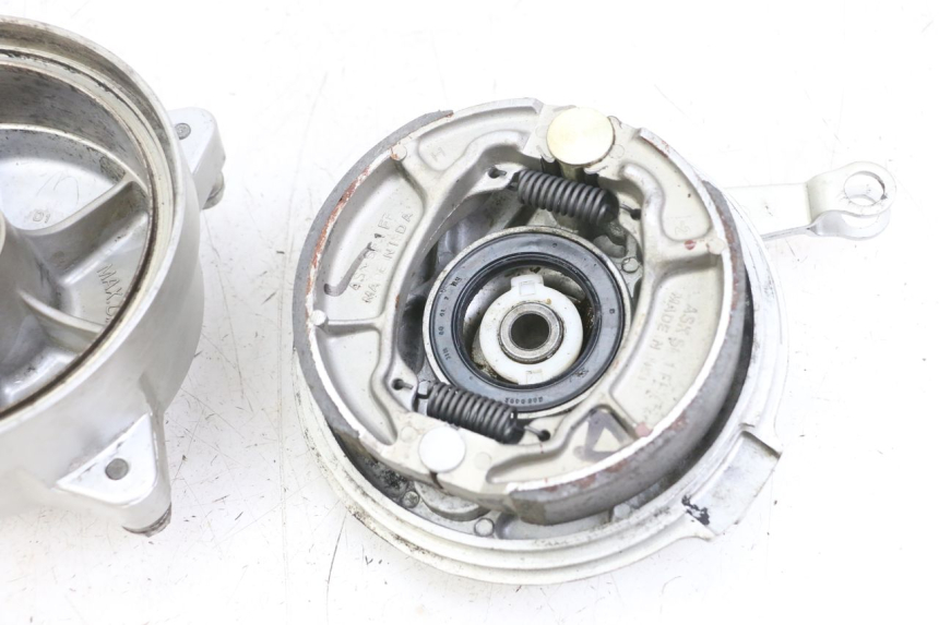 photo de TAMBURI ANTERIORI HONDA SCV LEAD 100 (2003 - 2007) - Caratteristiche distintive