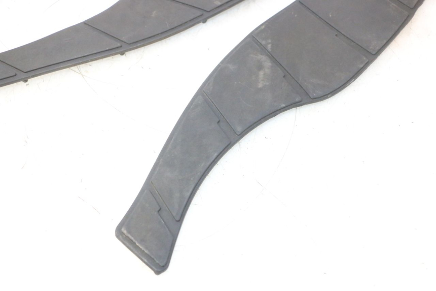 photo de TAPPETINO PEDANA SUZUKI BURGMAN 125 (2007 - 2014) - Stato della superficie e materiale