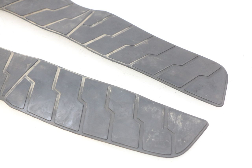 photo de TAPPETINO PEDANA HONDA FES PANTHEON 2T 125 (1998 - 2002) - Stato della superficie e materiale