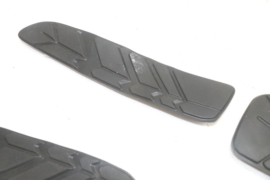photo de CARENA PEDANA GOMME SYM GTS EVO 125 (2009 - 2013) - Zoom sullo stato d'uso