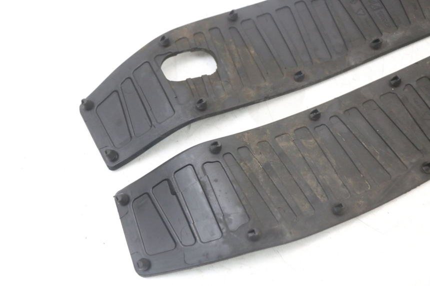 photo de CARENA PEDANA GOMME PIAGGIO MP3 HPE 350 (2018 - 2020) - Stato della superficie e materiale