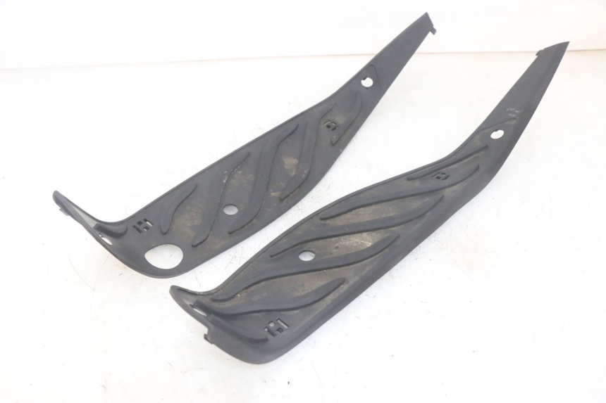 photo de CARENA PEDANA GOMME PIAGGIO MP3 HPE 300 (2019 - 2026) - Stato della superficie e materiale