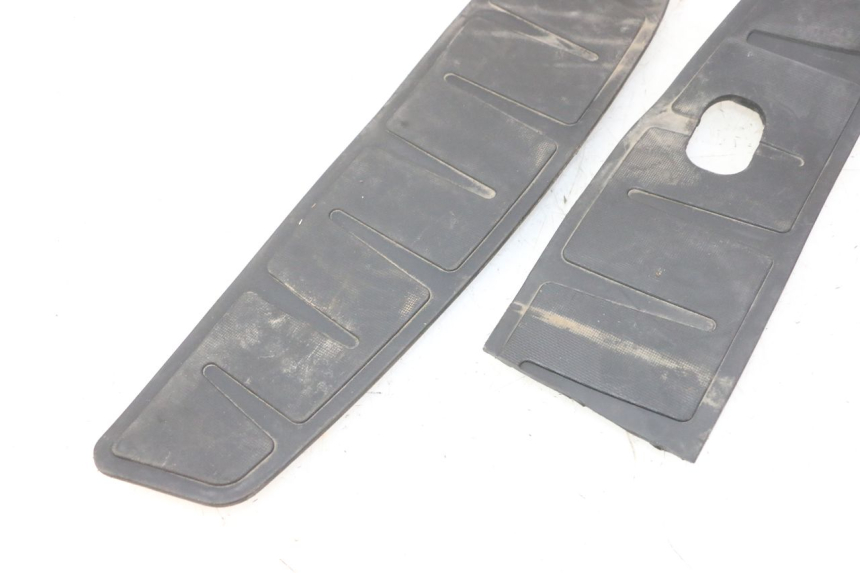 photo de TAPPETINO PEDANA PIAGGIO MP3 RL 250 (2006 - 2010) - Zoom sullo stato d'uso