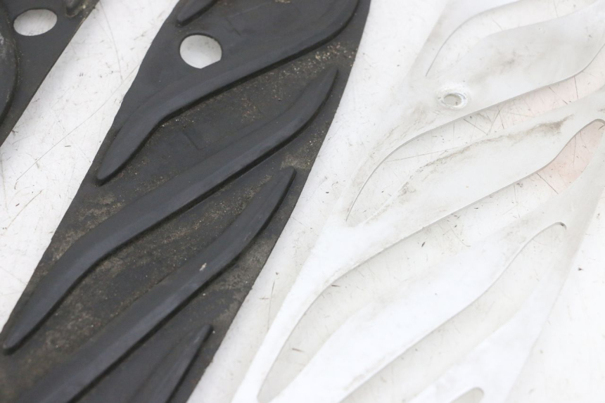 photo de CARENA PEDANA GOMME PIAGGIO MP3 500 (2016 - 2018) - Zoom sui componenti