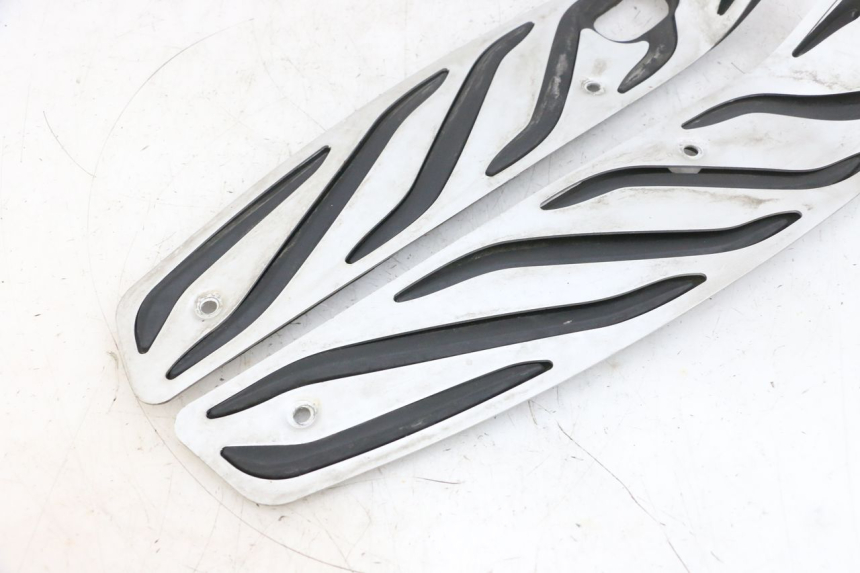 photo de CARENA PEDANA GOMME PIAGGIO MP3 500 (2016 - 2018) - Primo piano tecnico