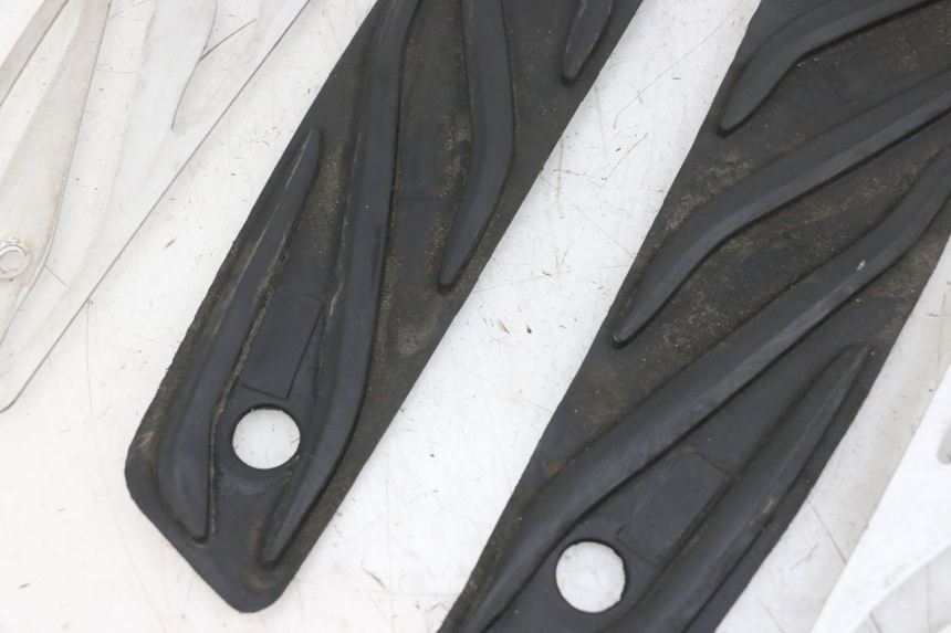 photo de CARENA PEDANA GOMME PIAGGIO MP3 500 (2016 - 2018) - Stato della superficie e materiale