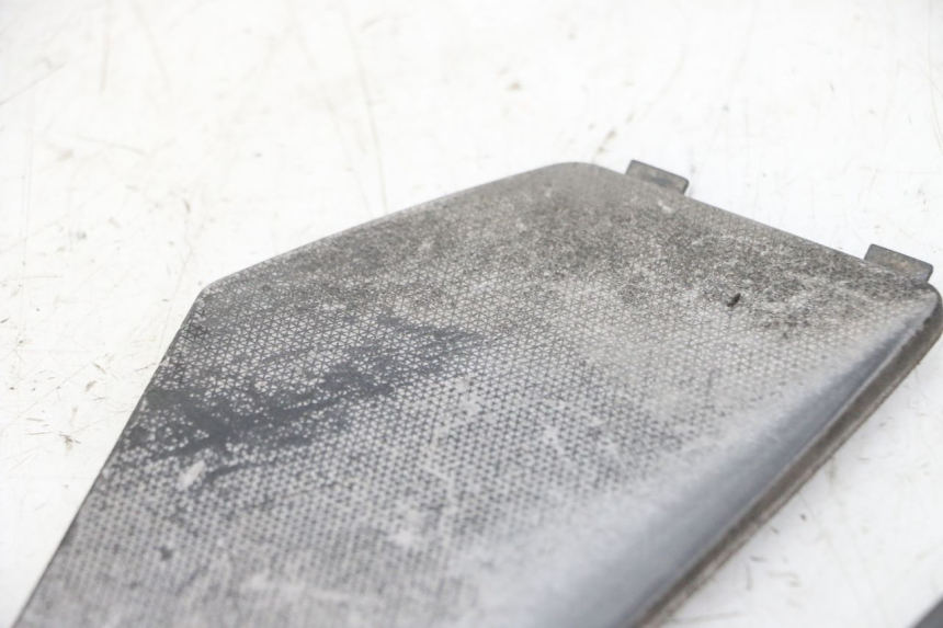 photo de TAPPETINO PEDANA PIAGGIO NEW TYPHOON 50 (2010 - 2017) - Dettagli dei punti di fissaggio