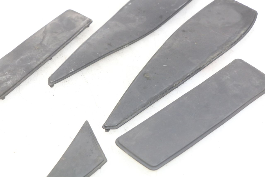 photo de TAPPETINO PEDANA PEUGEOT SATELIS 125 (2006 - 2009) - Dettagli dei punti di fissaggio