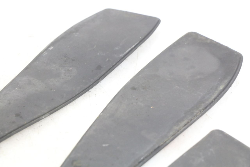 photo de TAPPETINO PEDANA PEUGEOT SATELIS 125 (2006 - 2009) - Stato della superficie e materiale