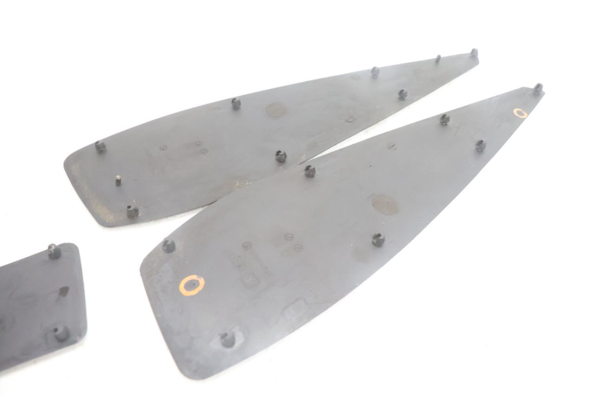 photo de TAPPETINO PEDANA PEUGEOT SATELIS 125 (2006 - 2009) - Zoom sui componenti