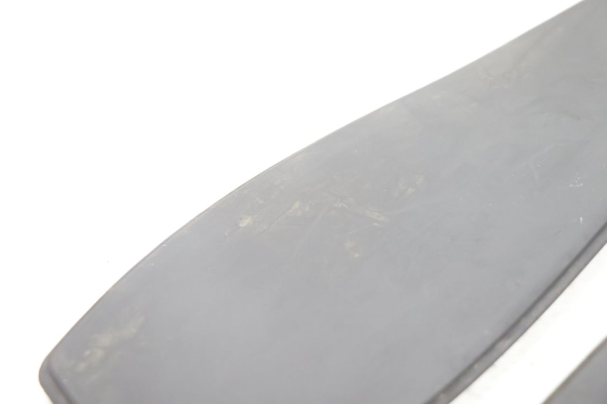 photo de TAPPETINO PEDANA PEUGEOT SATELIS 125 (2006 - 2009) - Stato della superficie e materiale