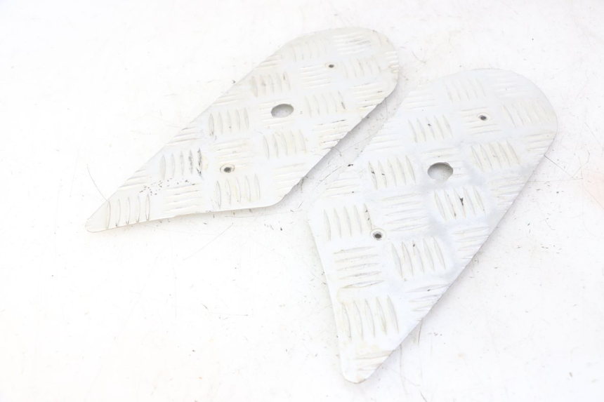 photo de CARENA PEDANA GOMME PEUGEOT STREETZONE I NAKED 2T 50 (2018 - 2020) - Zoom sullo stato d'uso