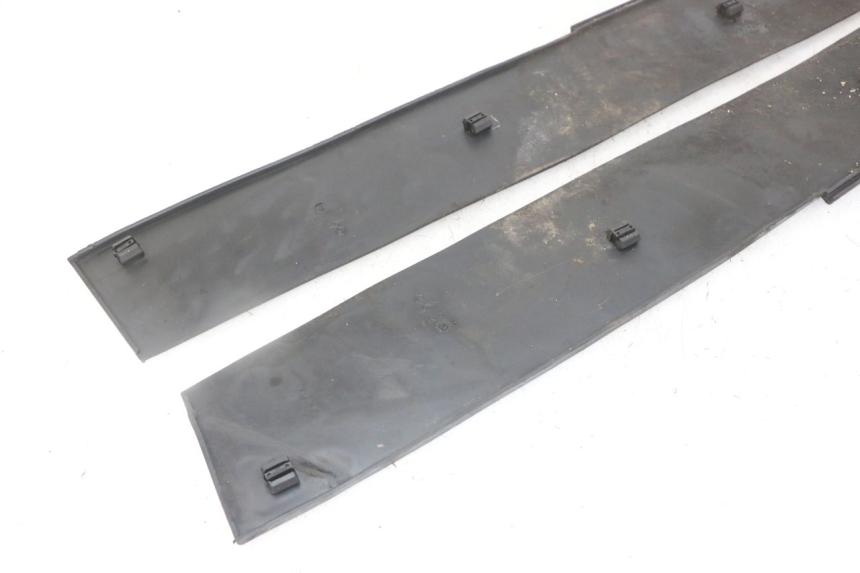 photo de CARENA PEDANA GOMME PIAGGIO SUPER LX 125 (2000 - 2003) - Primo piano tecnico