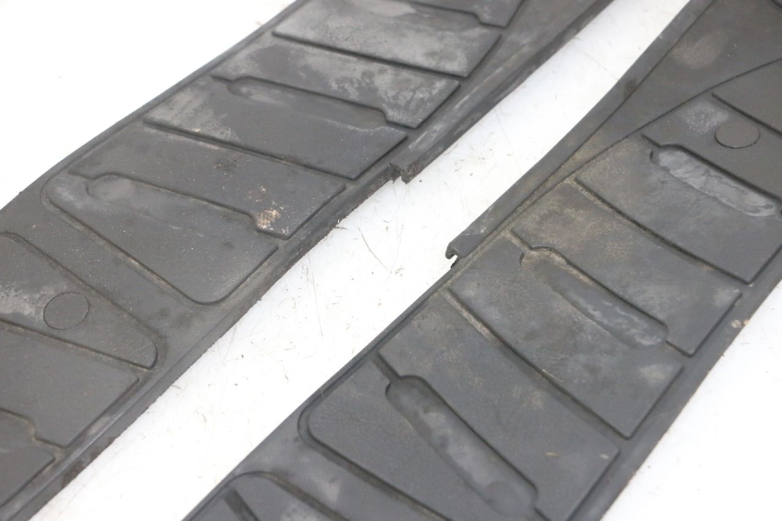 photo de CARENA PEDANA GOMME PIAGGIO SUPER LX 125 (2000 - 2003) - Dettagli dei punti di fissaggio