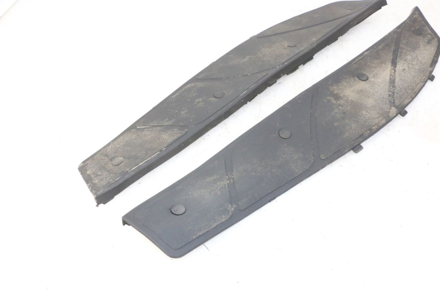 photo de TAPPETINO PEDANA PIAGGIO X9 EVOLUTION 125 (2003 - 2007) - Dettagli dei punti di fissaggio