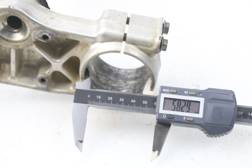 photo de PIASTRA SUPERIORE HONDA CRF CR-F 450 (2005 - 2008) - Dettaglio del componente