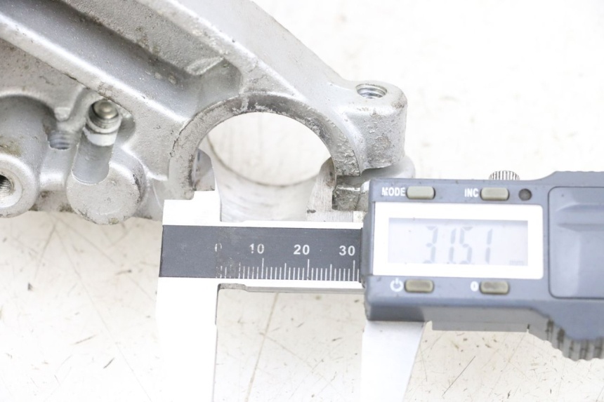 photo de PIASTRA SUPERIORE HYOSUNG GF 125 (2001 - 2005) - Zoom sullo stato d'uso