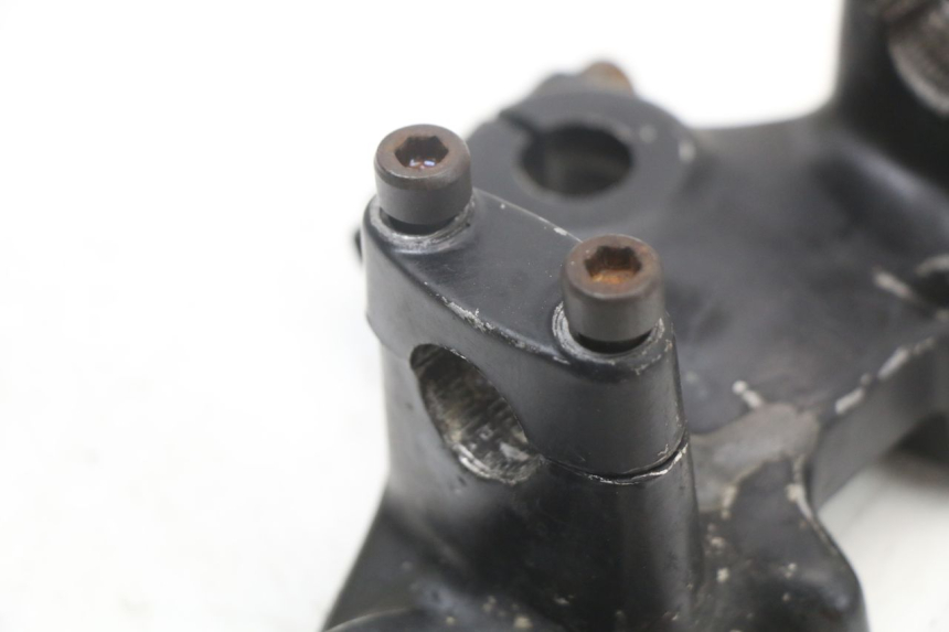 photo de PIASTRA SUPERIORE SUZUKI GSX E 250 (1982 - 1983) - Primo piano tecnico