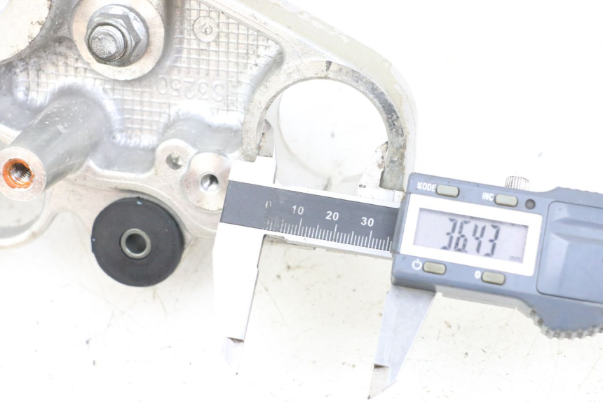 photo de PIASTRA SUPERIORE SUZUKI GZ MARAUDER 125 (1998 - 2004) - Dettaglio del componente