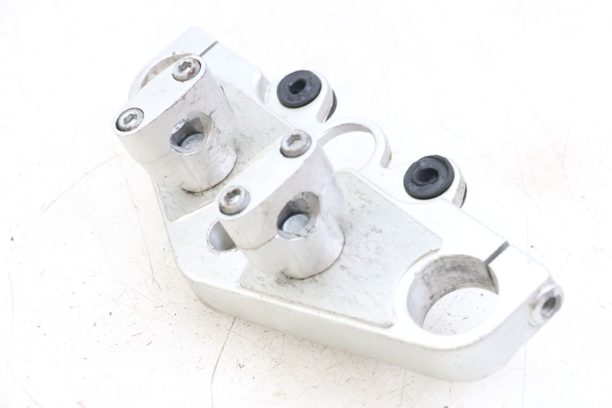 photo de PIASTRA SUPERIORE JINLUN JL HIGHLANDER 125 (2007 - 2015) - Dettagli dei punti di fissaggio