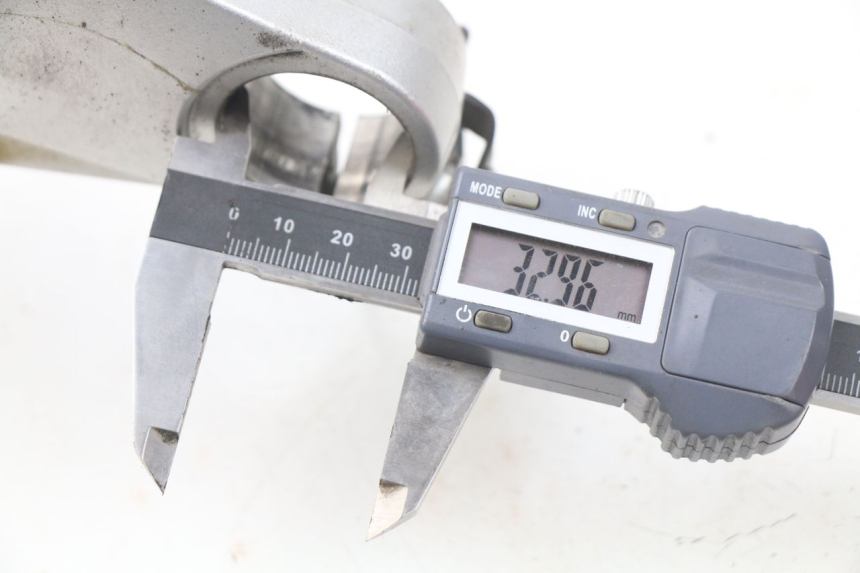 photo de PIASTRA SUPERIORE SUZUKI RV VAN VAN 125 (2003 - 2008) - Zoom sullo stato d'uso