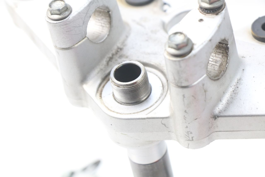 photo de PIASTRA SUPERIORE SUZUKI RV VAN VAN 125 (2003 - 2008) - Dettagli dei punti di fissaggio