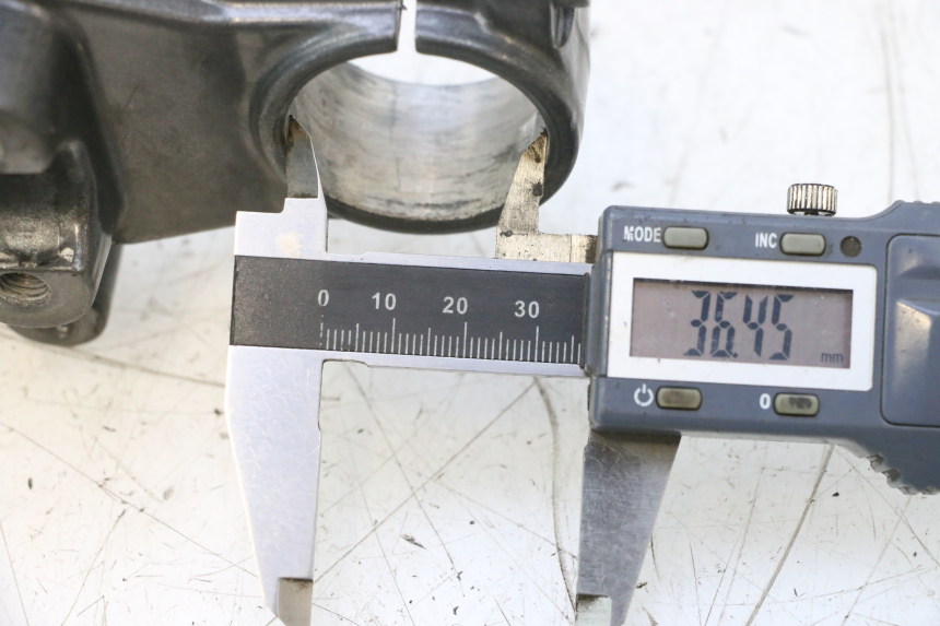 photo de PIASTRA SUPERIORE DERBI SENDA SM DRD 50 (2008 - 2013) - Dettagli dei punti di fissaggio