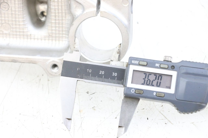 photo de PIASTRA SUPERIORE SUZUKI VL INTRUDER 125 (2004 - 2007) - Dettaglio del componente