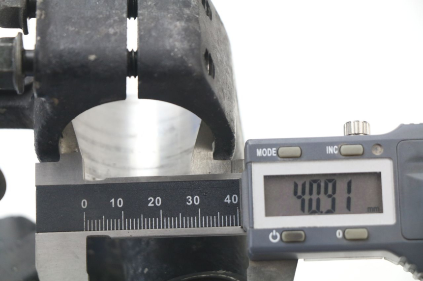 photo de PIASTRA SUPERIORE HONDA XLV TRANSALP 650 (2005 - 2007) - Primo piano tecnico