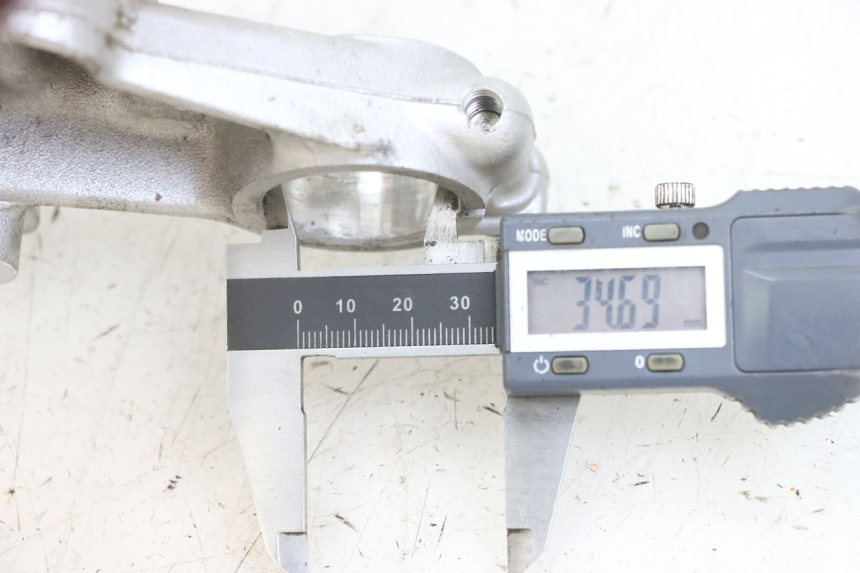 photo de Forcella superiore HONDA XLV VARADERO 125 (2000 - 2006) - Zoom sullo stato d'uso