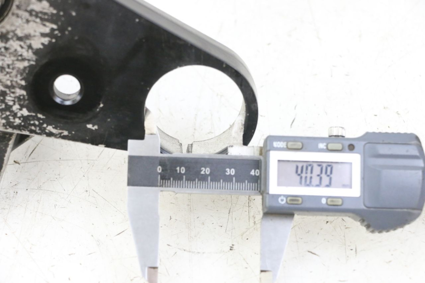 photo de PIASTRA SUPERIORE YAMAHA FZS FAZER 600 (2001 - 2003) - Dettaglio del componente