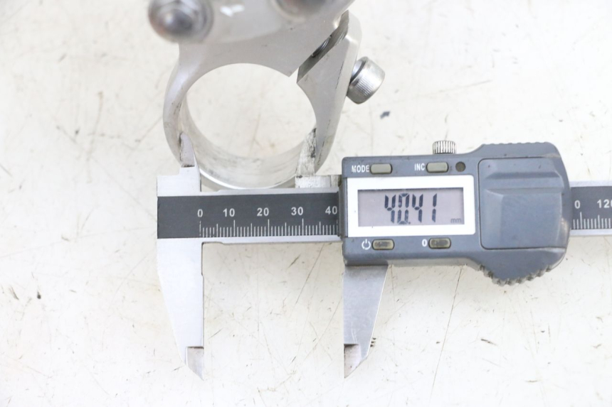 photo de PIASTRA SUPERIORE KAWASAKI ZR 7 750 (1999 - 2004) - Dettaglio del componente