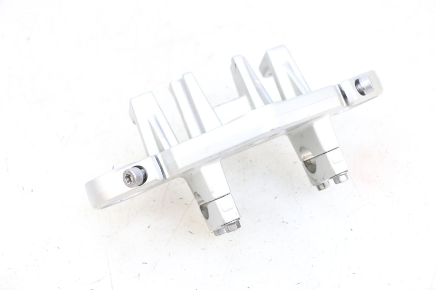 photo de PIASTRA SUPERIORE KAWASAKI ZR 7 750 (1999 - 2004) - Zoom sullo stato d'uso