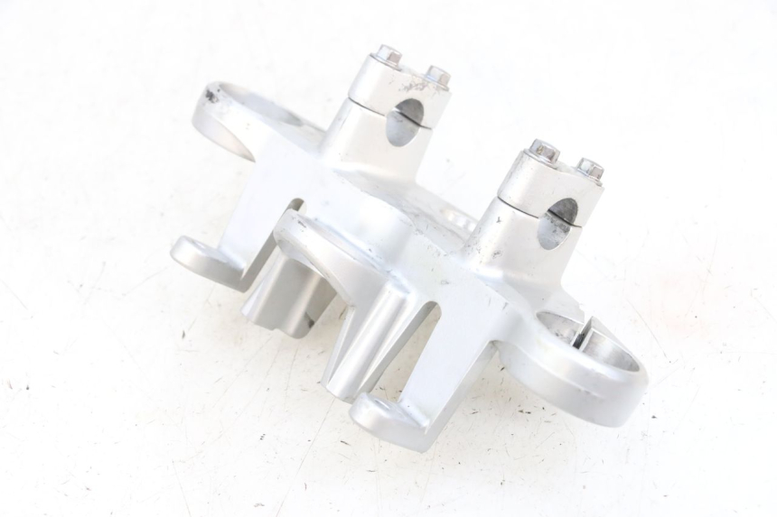 photo de PIASTRA SUPERIORE KAWASAKI ZR 7 750 (1999 - 2004) - Dettagli dei punti di fissaggio