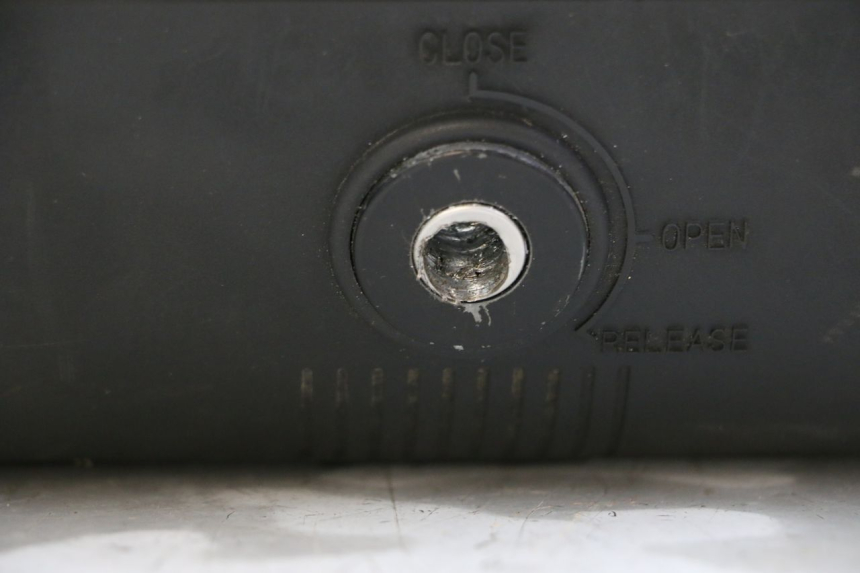 photo de BAULETTO PIAGGIO MP3 HPE 350 (2018 - 2020) - Stato della superficie e materiale