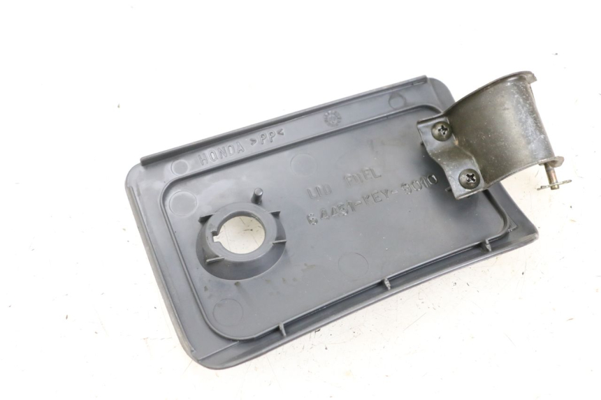 photo de SPORTELLO DEL SERBATOIO HONDA FES PANTHEON 2T 125 (1998 - 2002) - Dettaglio del componente