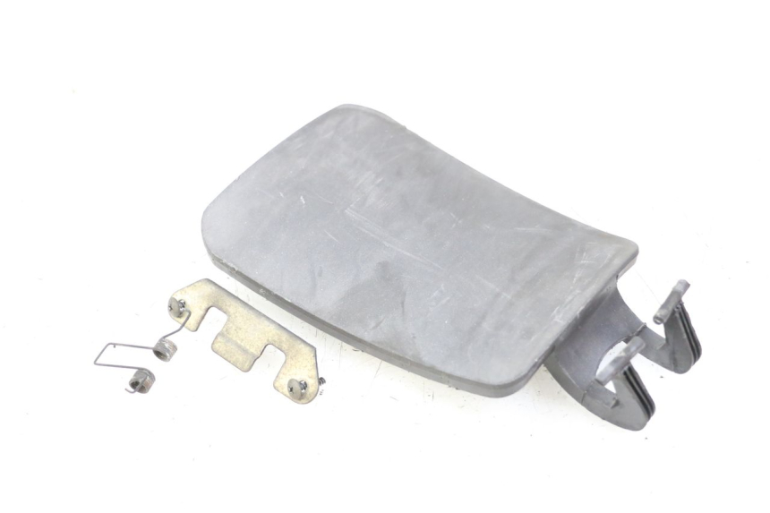 photo de SPORTELLO DEL SERBATOIO PIAGGIO X8 125 (2004 - 2007) - Zoom sullo stato d'uso