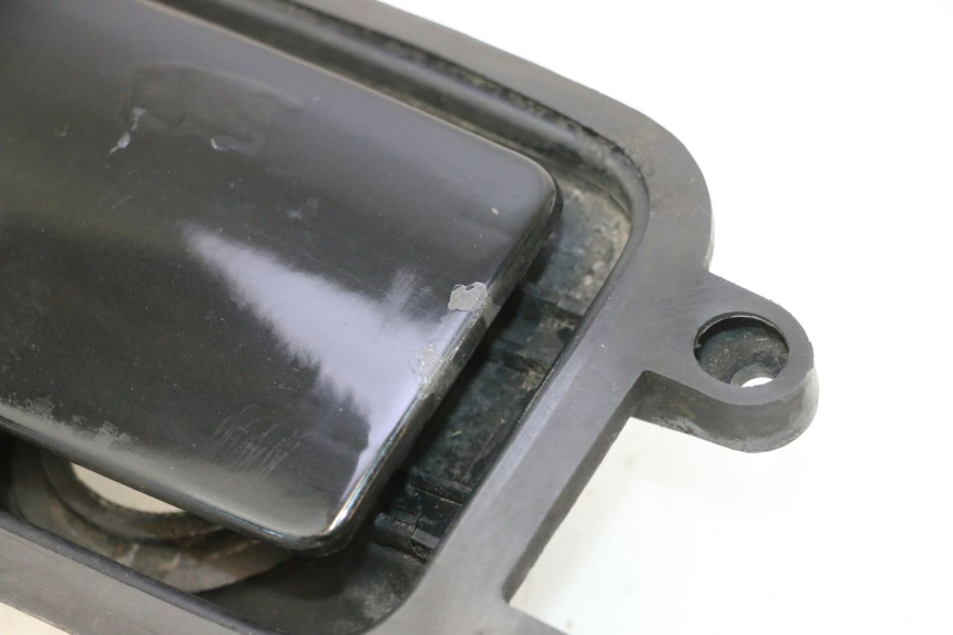photo de SPORTELLO DEL SERBATOIO YAMAHA YP MAJESTY 125 (2007 - 2010) - Marcature e riferimenti originali