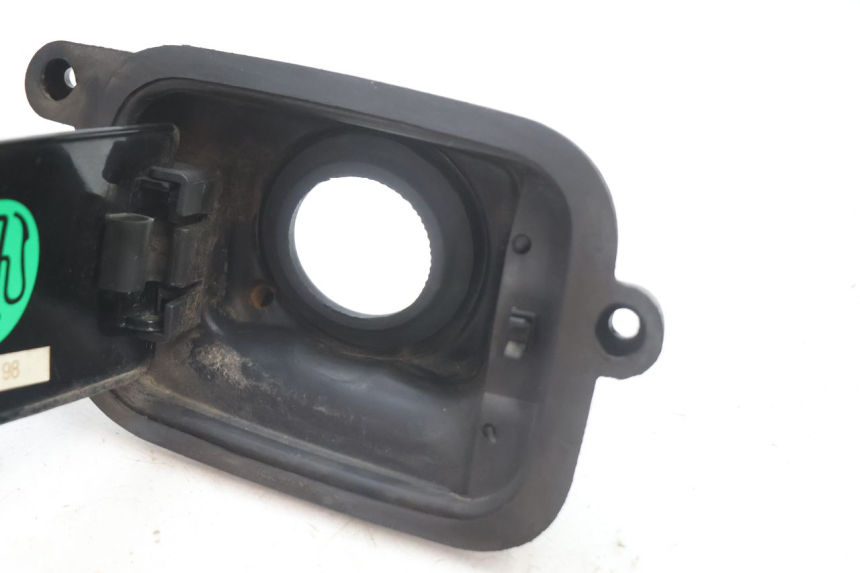 photo de Sportello del serbatoio YAMAHA YP MAJESTY 125 (2002 - 2006) - Dettagli dei punti di fissaggio