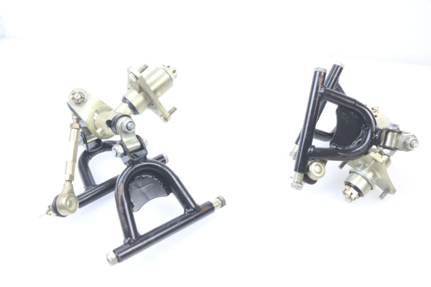 photo de BRACCIO OSCILLANTE ANTERIORE CHINESE QUAD ENFANT ATV PUMA 50 - Dettagli dei punti di fissaggio