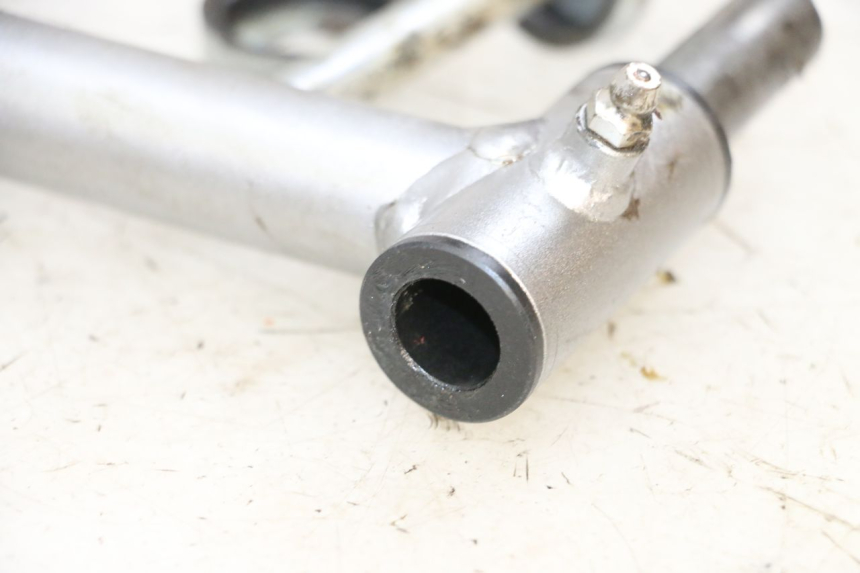 photo de BRACCIO OSCILLANTE ANTERIORE YAMAHA YFM R RAPTOR 250 (2008 - 2014) - Marcature e riferimenti originali