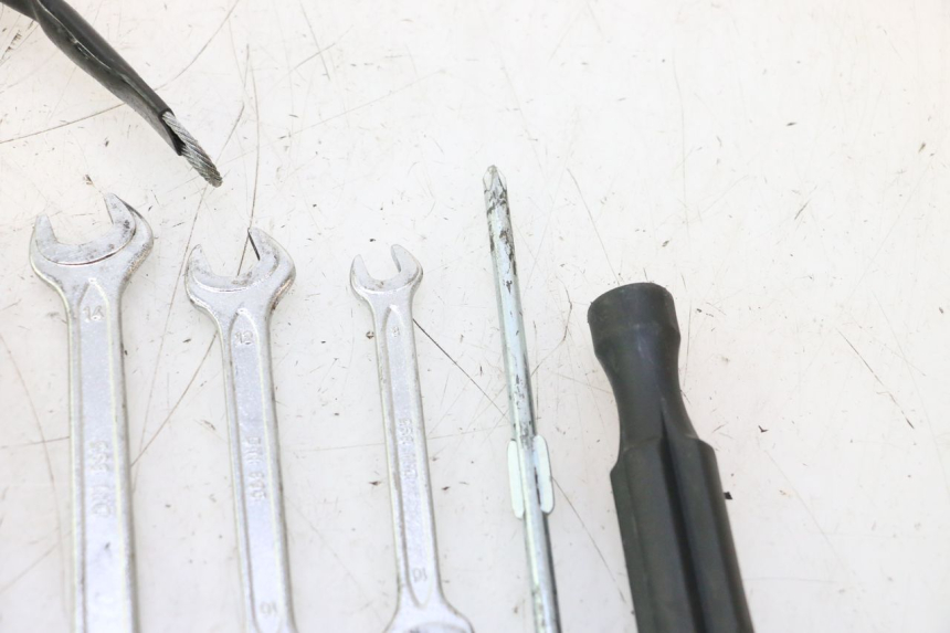 photo de KIT UTENSILI HONDA CB F HORNET 600 (2005 - 2006) - Altra angolazione