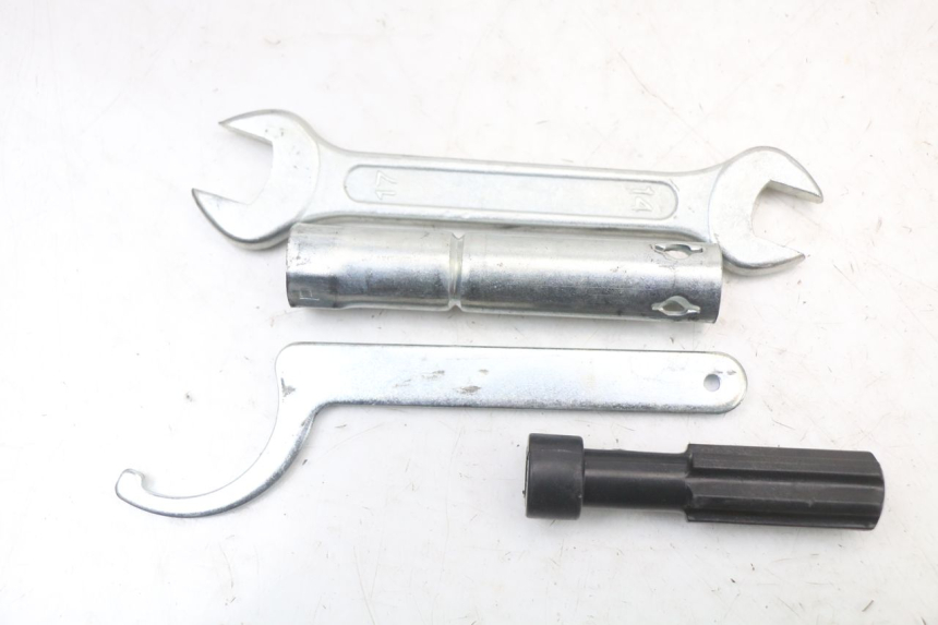 photo de Set di attrezzi KYMCO DINK STREET ABS 125 (2011 - 2018) - Altra angolazione